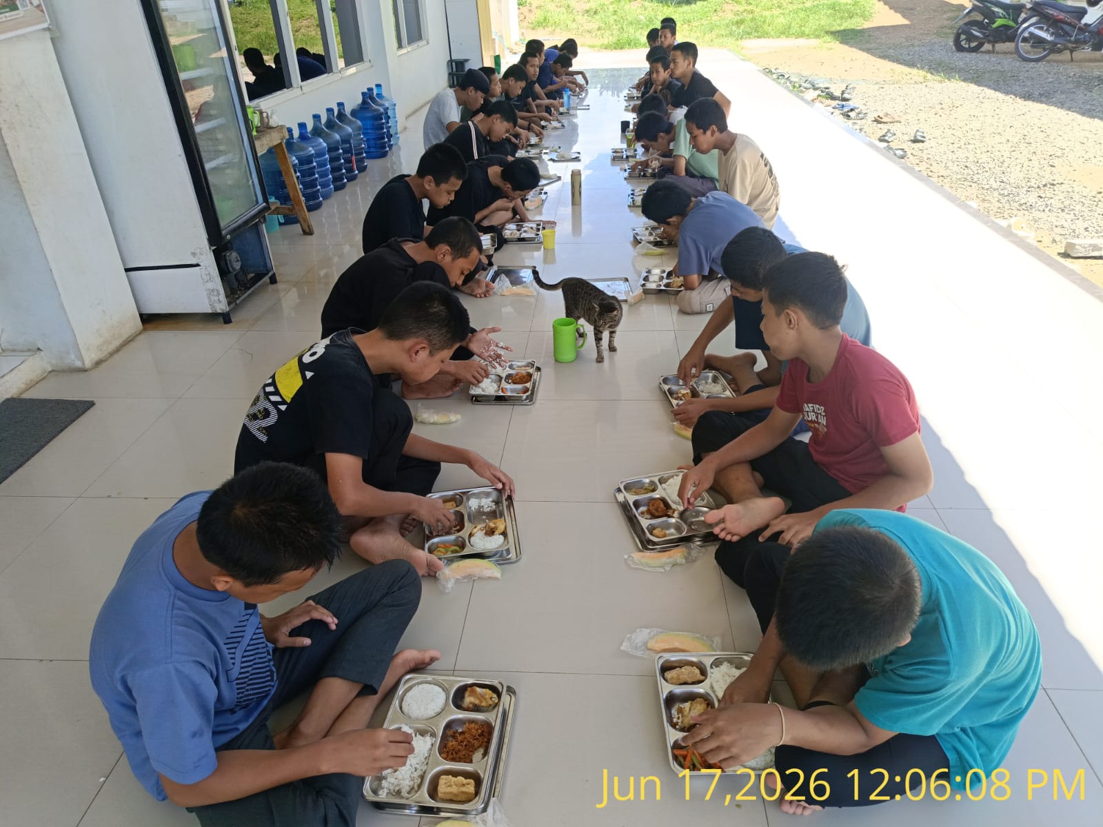 Makan siang santri